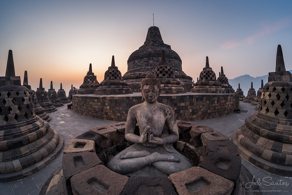 Đền Borobudur được coi là điểm tham quan nổi tiếng, thu hút khách du lịch đến với Indonesia. Đây không chỉ là một kỳ quan hiếm có trở thành biểu tượng của Indonesia mà còn là một trong những công trình nghệ thuật với kiến trúc tinh xảo có giá trị lớn nhất thế giới. Ảnh: Joel Santos